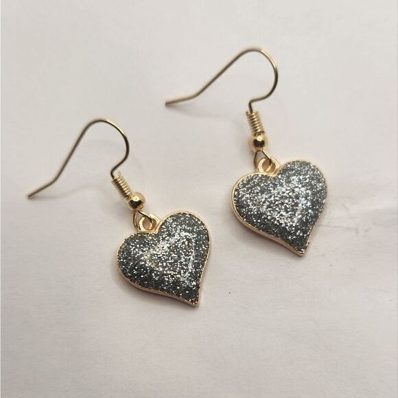❤️ Heart Shaped Silver Glitter Drop Earrings - Picture 2 of 4
